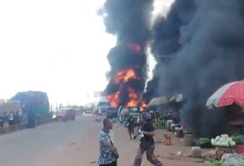 Fire guts Oluku Market in Edo hours after residents scoop fuel from fallen tanker [VIDEO]