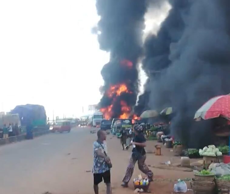 Fire guts Oluku Market in Edo hours after residents scoop fuel from fallen tanker [VIDEO]
