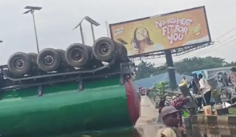 Tanker carrying 33,000 litres of groundnut oil overturns on Lagos-Ibadan